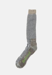 Sukellus polven korkeudelle, raidallinen harmaata ja beigeä sävyissä, joissa on tekstuurikuvioita. Vahvistettu varvas ja kanta, alareunassa vihreä logo.