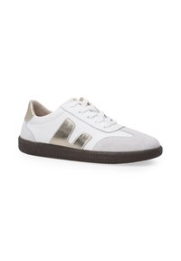 Weiße Sneaker mit einem metallisch goldenen Akzent, Wildleder-Vorderseite, strukturiertem Gummisohle und traditionellem Schnürsystem. Rund geformte Zehenpartie.