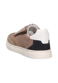 Braune Wildledersneaker mit weißen und marineblauen Akzenten, seitlichem Reißverschluss, durchbrochener Verzierung und strukturierter Gummisohle.