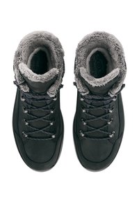 Un paio di stivali invernali neri con rivestimento in pelliccia grigia, fissati con lacci neri, visti dall'alto su sfondo bianco.