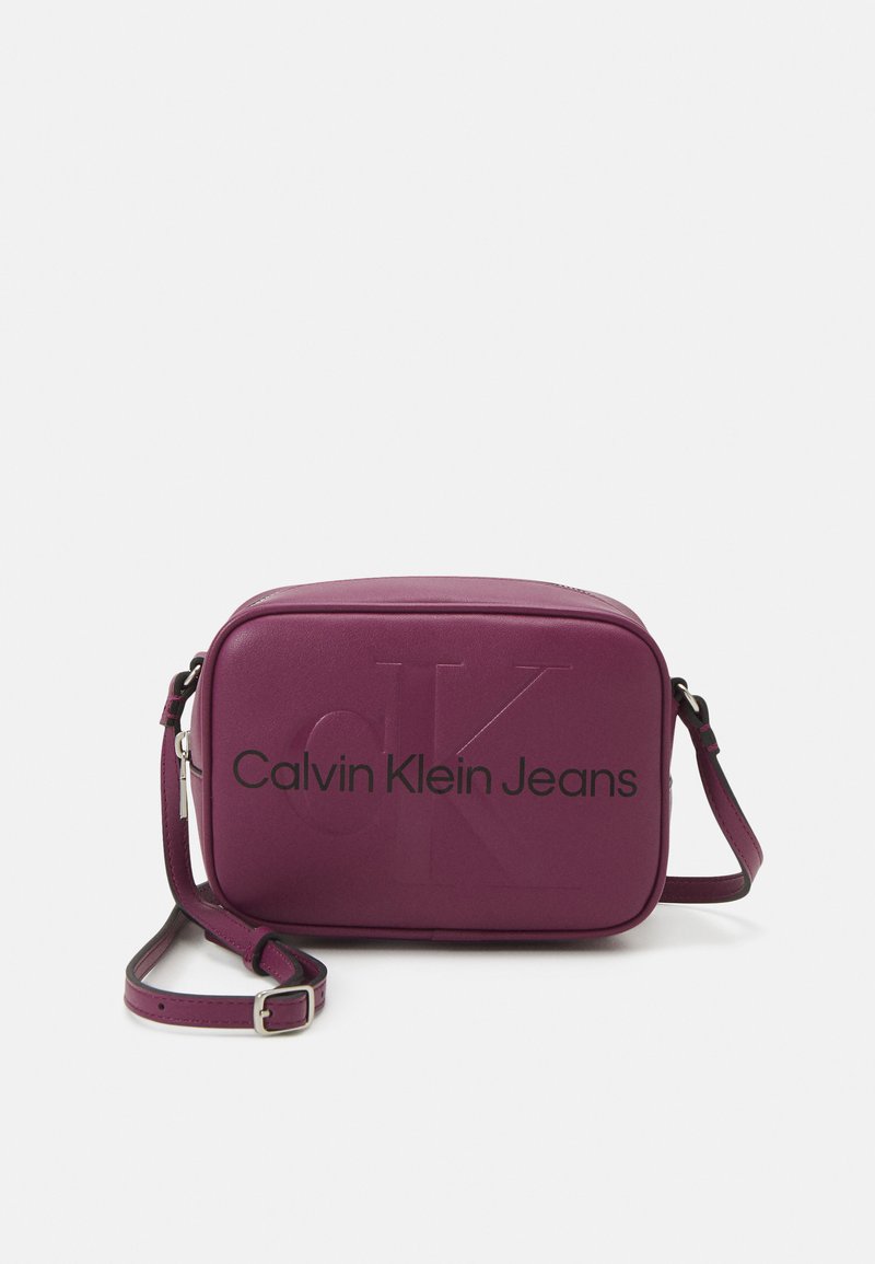 Calvin Klein Jeans SCULPTED CAMERA MONO - Taška s příčným popruhem - amaranth