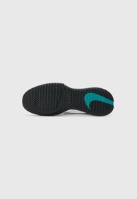 Schwarze Gummisohle mit strukturiertem Grip und einem türkisfarbenen Akzent an der Seite. Glatte Oberfläche, abgerundete Form, geeignet für sportliche Nutzung.