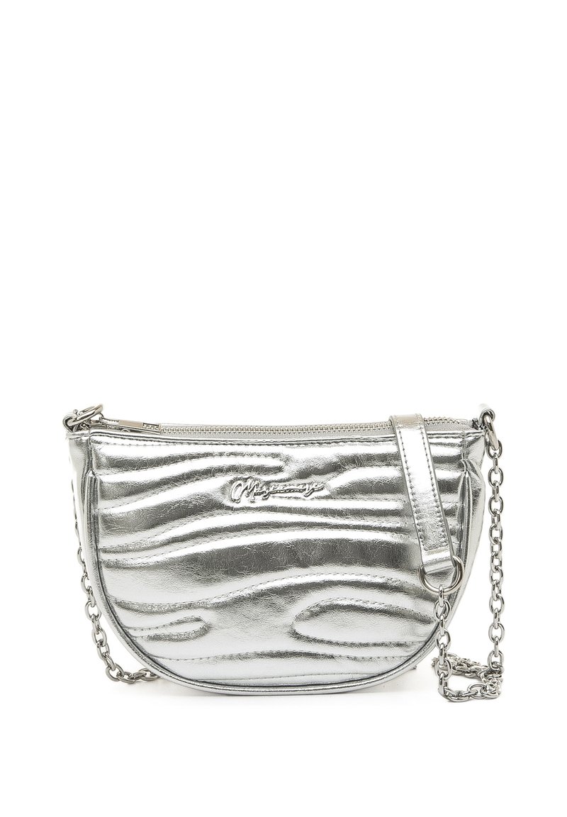 Metallic silberne Handtasche mit geschwungener Form, strukturierter Oberfläche, Reißverschluss oben und Kettenriemen für vielseitige Tragemöglichkeiten.