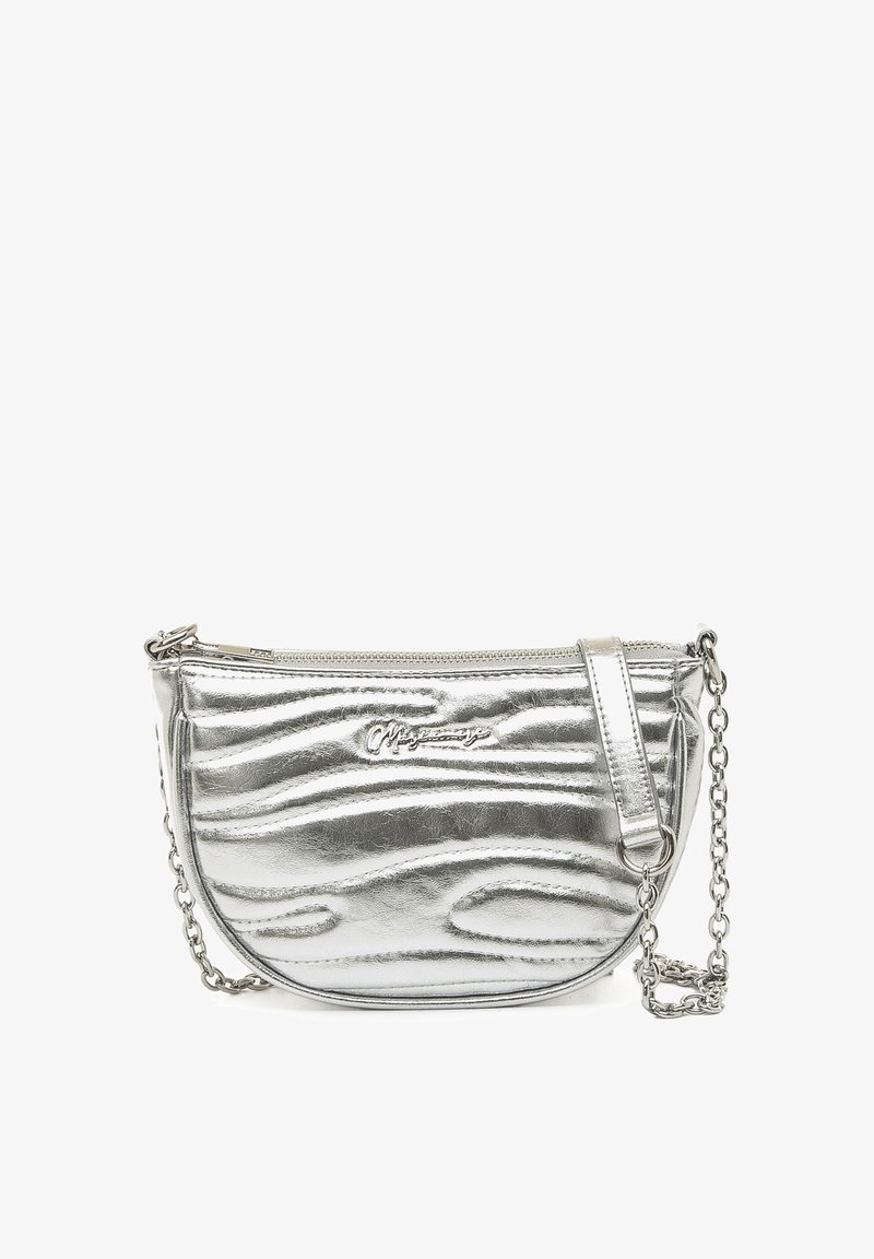Metallic silberne Handtasche mit geschwungener Form, strukturierter Oberfläche, Reißverschluss oben und Kettenriemen für vielseitige Tragemöglichkeiten.