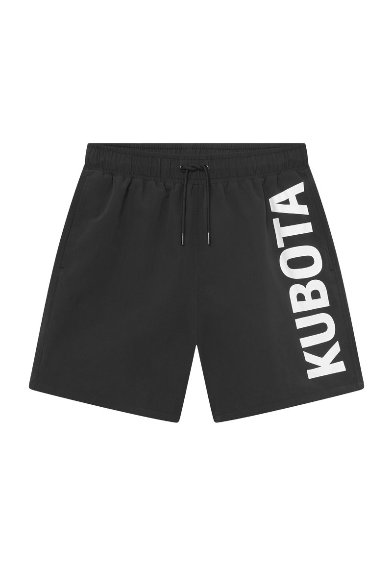 Shorts de bain noirs avec une taille élastique et un cordon de serrage. Le côté gauche présente un grand logo blanc avec le mot "KUBOTA". Texture de tissu lisse.