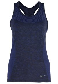Námořnická modrá sportovní tílko s texturovanou tkaninou, designem na zádech a světle šedým logem na spodní části. Obsahuje prodyšnou horní část.