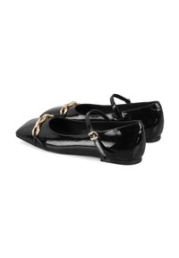 Schwarze Lackleder-Ballerinas mit spitzem Zehenbereich, goldenen Hardware-Details auf der Vorderseite und einem Slingback-Riemen für zusätzlichen Halt.