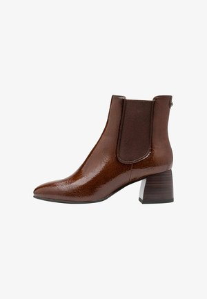 Bruine enkelboots met een glanzende afwerking, puntige neus, elastische zijkanten en een chunky houten hak. Gestructureerd bovenwerk met subtiele glans.