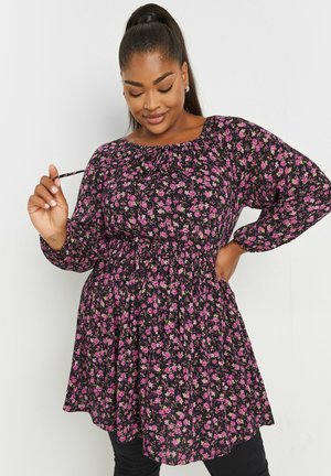 Sort blomstrede kjole med rosa blomster, samlet halsudskæring, lange ærmer og elastisk talje. Stoffet er letvægts med en svævende silhuet.