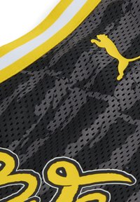 Tricou sport din plasă neagră cu un logo Puma galben, având un decolteu rotund cu un tiv galben și alb. Text în galben strălucitor pe fundal.