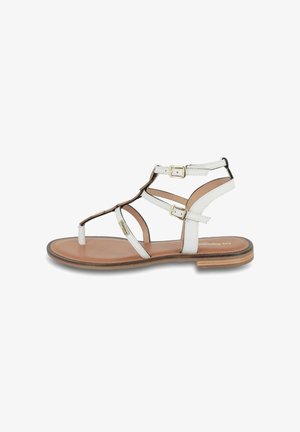 Sandales blanches en cuir avec des brides de cheville réglables, accents en métal doré, semelle plate marron et design ouvert à l'avant pour une meilleure ventilation.