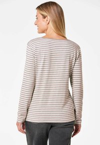 Gestreepte lange mouwen shirt in lichtbeige en grijs, met een ronde hals en een ontspannen pasvorm. Zacht materiaal met een gladde textuur.
