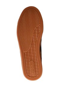 Suola di scarpa in gomma con un motivo a spina di pesce, caratterizzata da un colore beige e un dettaglio di branding circolare, progettata per trazione e durata.