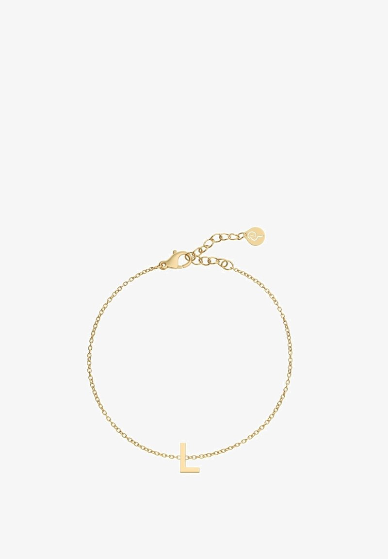Bracciale in oro con pendente minimalista a forma di lettera "L", lunghezza regolabile con chiusura a moschettone e un piccolo tag rotondo.