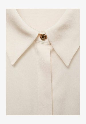 Lichtbeige blouse met een klassieke kraag, enkele gouden knoopsluiting, een gladde textuur en een subtiele glans in de stof.