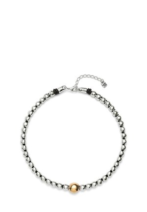 Collar de cuentas de plata con una sola cuenta de oro, acentos de goma negra mate, y un cierre de langosta con una cadena ajustable.