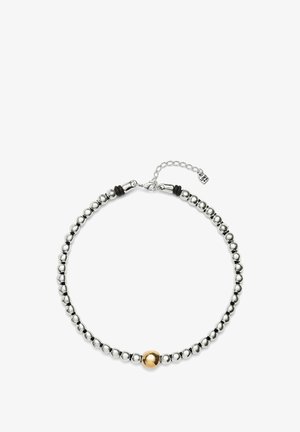 Collier en perles argentées avec une unique perle dorée, des accents en caoutchouc noir mat, et un fermoir à ressort avec une chaîne ajustable.