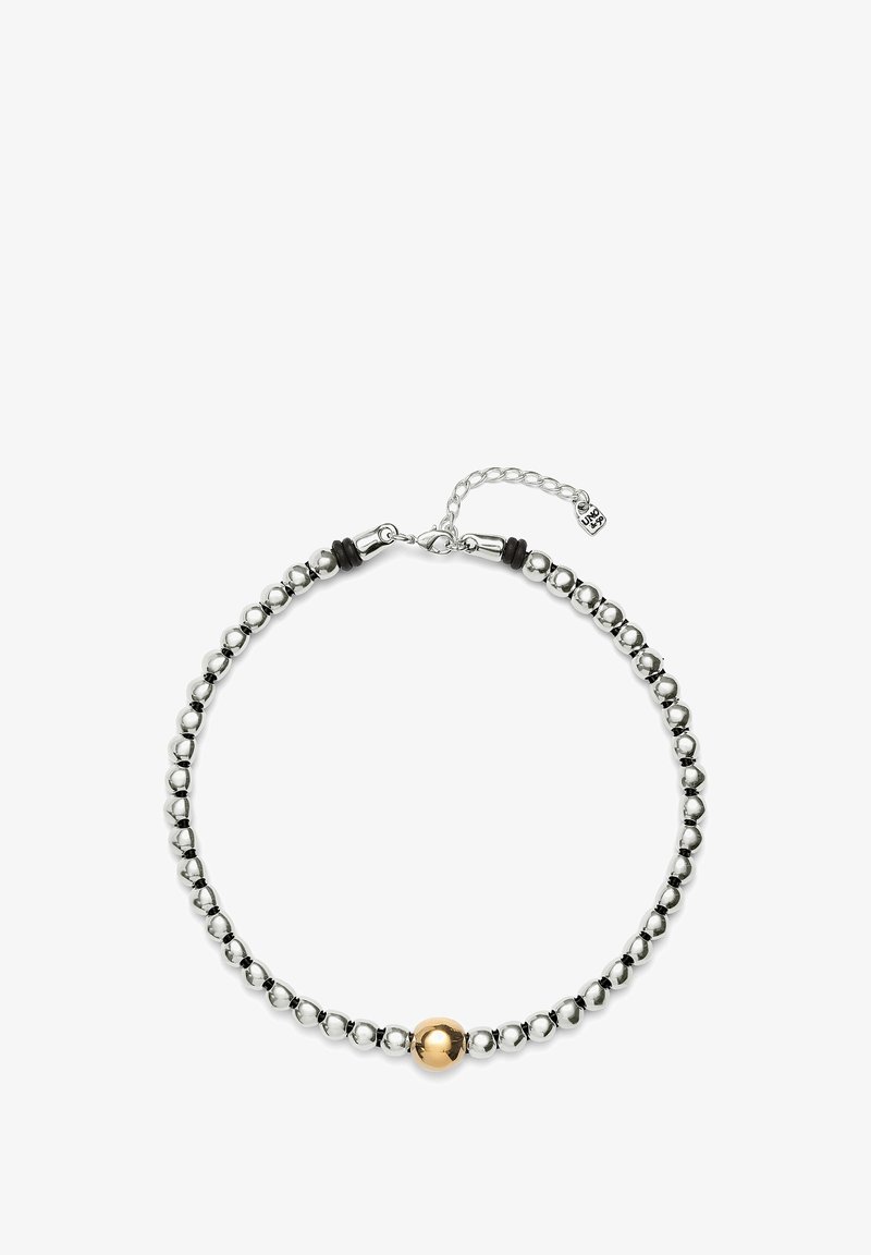 Collar de cuentas de plata con una sola cuenta de oro, acentos de goma negra mate, y un cierre de langosta con una cadena ajustable.