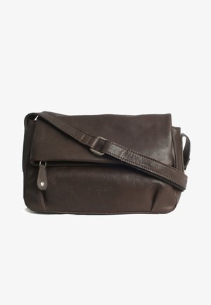 Sac en cuir brun à bandoulière, avec un rabat repliable, une sangle ajustable et un logo subtil. Il présente une texture lisse et un design minimaliste.