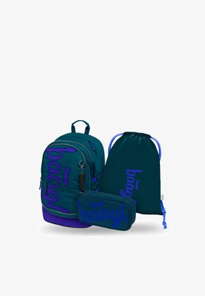 Dunkeltürkiser Rucksack, Beutel mit Kordelzug und Federmäppchen-Set mit blauem "baagl"-Schriftzug sowie blauen Reißverschluss- und Kordelakzenten.