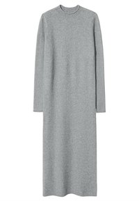 Robe grise à manches longues en tissu doux et texturé, avec un col rond, une silhouette droite et une longueur jusqu'à la cheville.