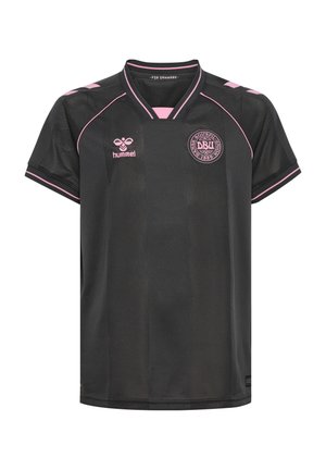 Schwarzes Sporttrikot mit pinken Streifen und Logos, einschließlich rundem "DBU"-Emblem und "hummel"-Logo, kurzen Ärmeln und V-Ausschnitt.