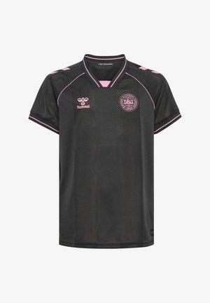 Czarny sportowy jersey z różowymi paskami i logo, w tym okrągłym emblematem "DBU" i logo "hummel", z krótkimi rękawami i kołnierzem w kształcie litery V.
