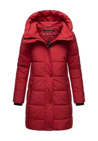Manteau d'hiver rouge matelassé à longueur des genoux avec capuche, boutons-pression à l'avant, poches zippées, et poignets intérieurs noirs, conçu pour les temps froids.