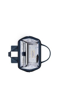 Zaino blu navy con chiusura a zip, dotato di un interno strutturato con scomparti per un laptop e accessori, fodera a fantasia e doppi manici.