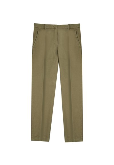 Pantalones chinos verde oliva con pierna recta, dos bolsillos delanteros, bucles para cinturón y una textura suave. Diseño simple sin patrones visibles.