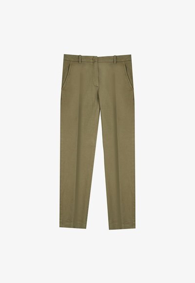 Pantalones chinos verde oliva con pierna recta, dos bolsillos delanteros, bucles para cinturón y una textura suave. Diseño simple sin patrones visibles.