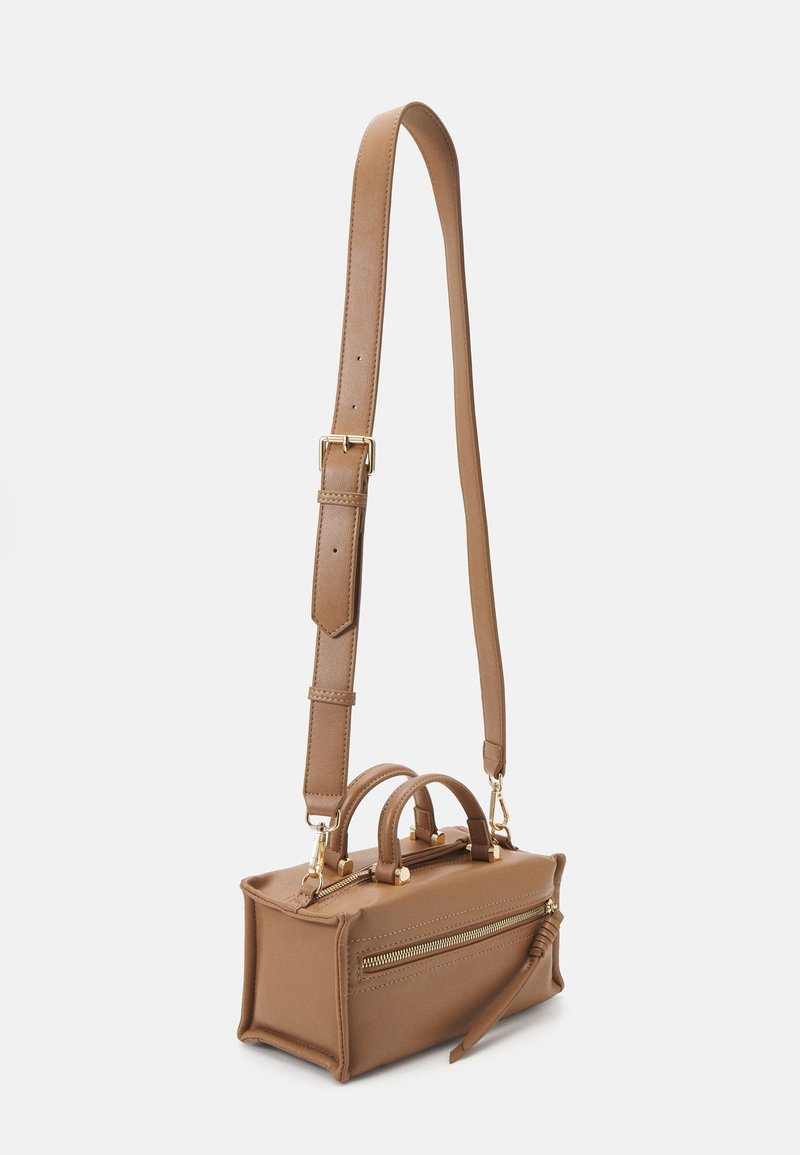 Braune synthetische Lederhandtasche mit rechteckiger Form, kleinen Obergriffen, einem abnehmbaren Träger und goldenen Reißverschlusdetails auf der Vorderseite.