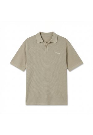 Beżowa koszulka polo z krótkim rękawem, kołnierzykiem, dwoma guzikami, teksturowaną tkaniną oraz małym, białym, haftowanym logo na lewej piersi.