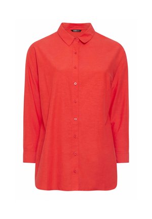 Rode blouse met lange mouwen, een puntige kraag en zeven knopen aan de voorkant.