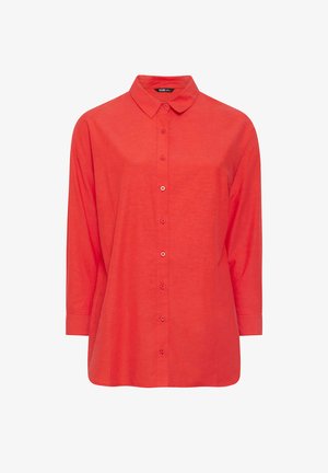 Camisa de manga larga roja con botones, cuello puntiagudo y siete botones en la parte delantera.