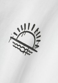 Tela de algodón blanca que presenta un diseño impreso en negro de un sol sobre líneas onduladas, que asemejan agua, con rayos que irradian y una base horizontal.