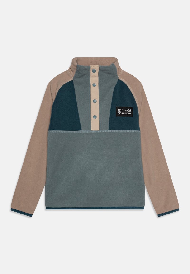 Fleece-Pullover mit hohem Kragen in Petrol, Beige und Hellgrau. Verfügt über eine Knopfleiste, kontrastierende Ärmel und ein Logo-Patch.