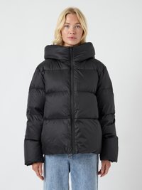 Chaqueta de abrigo negra con un cuello alto, que presenta una cremallera frontal, mangas anchas y un diseño acolchado para mayor aislamiento.
