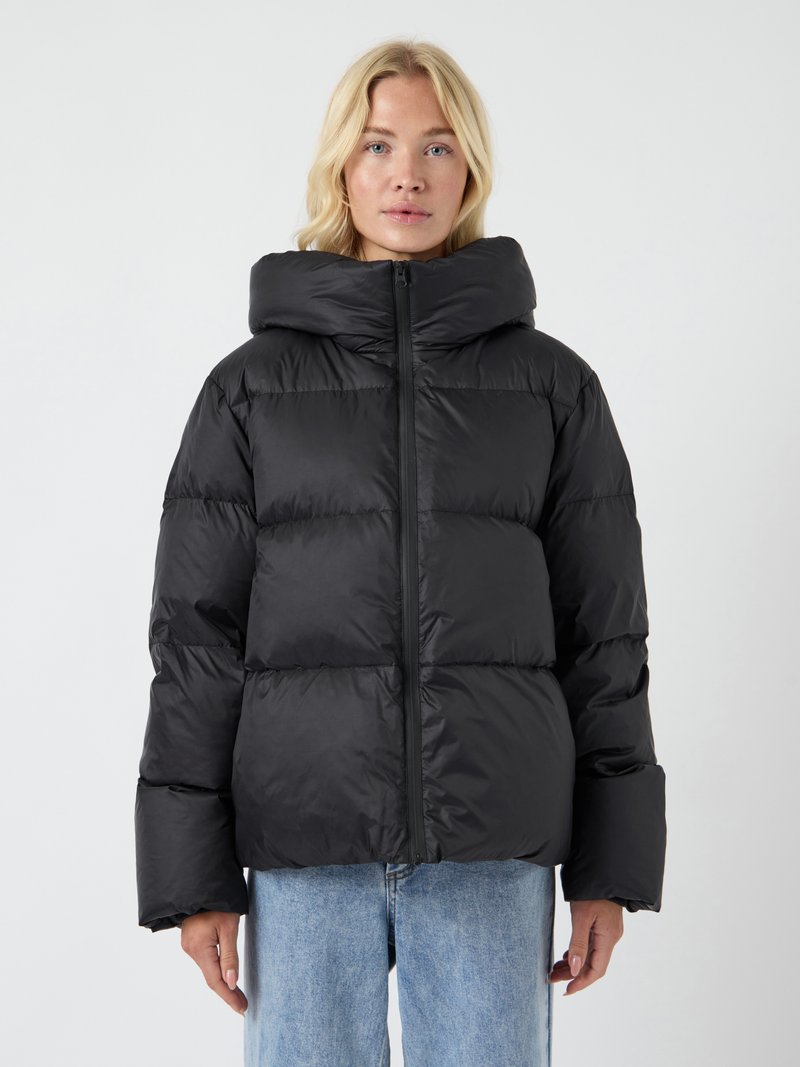 Chaqueta de abrigo negra con un cuello alto, que presenta una cremallera frontal, mangas anchas y un diseño acolchado para mayor aislamiento.
