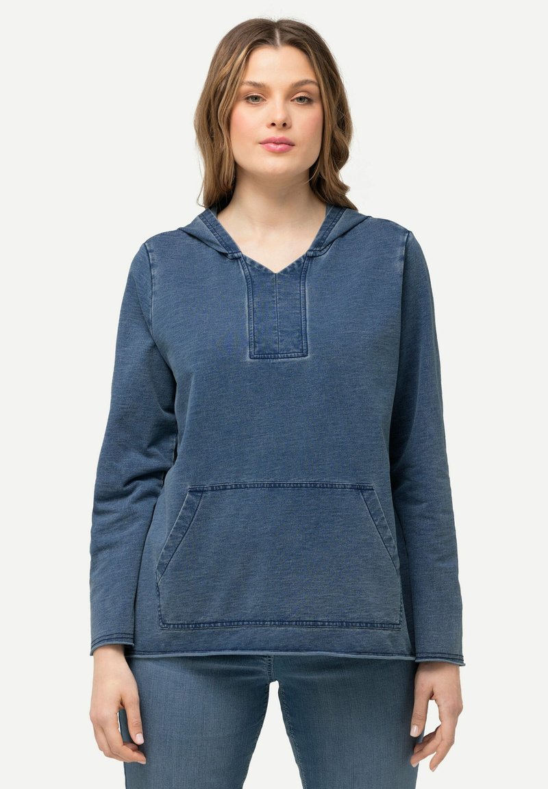 Denimová mikina s V-výstřihem, dlouhými rukávy a přední kapsou. Vyznačuje se měkkou, strukturovanou tkaninou ve středně modré barvě.