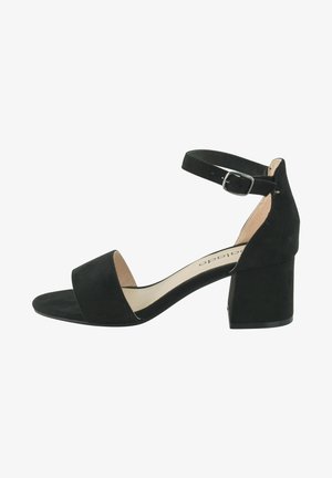 Schwarze Wildleder-Peeptoe-Sandale mit breitem Riemen vorne, Knöchelriemen und Blockabsatz. Glattes Innenfutter und silberne Schnalle als Akzent.
