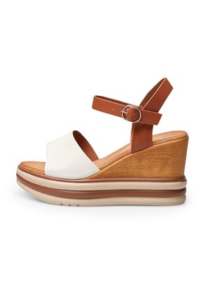 Sandali con zeppa con tomaia in pelle bianca, fascia in pelle marrone con fibbia e suola a piattaforma stratificata in crema, marrone e trame di legno.
