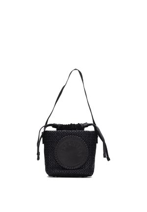 Schwarze gewebte Bucket-Tasche mit Kordelzugverschluss, einem Schulterriemen und rundem Logo-Patch auf der Vorderseite.