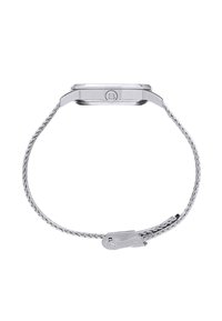 Montre-bracelet argentée avec un boîtier rectangulaire, un bracelet en métal texturé et une couronne circulaire arborant un logo "B". Cadran en verre lisse, design minimaliste.