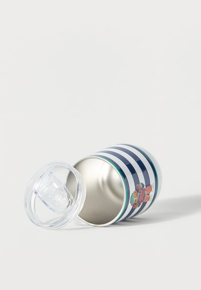 Stripete isolert tumbler med et klart plastlokk ved siden av, med en tegneseriebjørn som har på seg en rød jakke og grønn hatt.