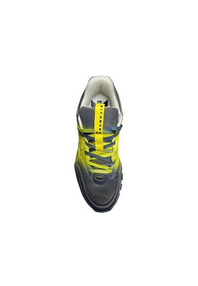 Sneaker med sort og gul gradient, blå snørebånd, hvid indre foring og en gul trækflig med sort tekst på tungen.