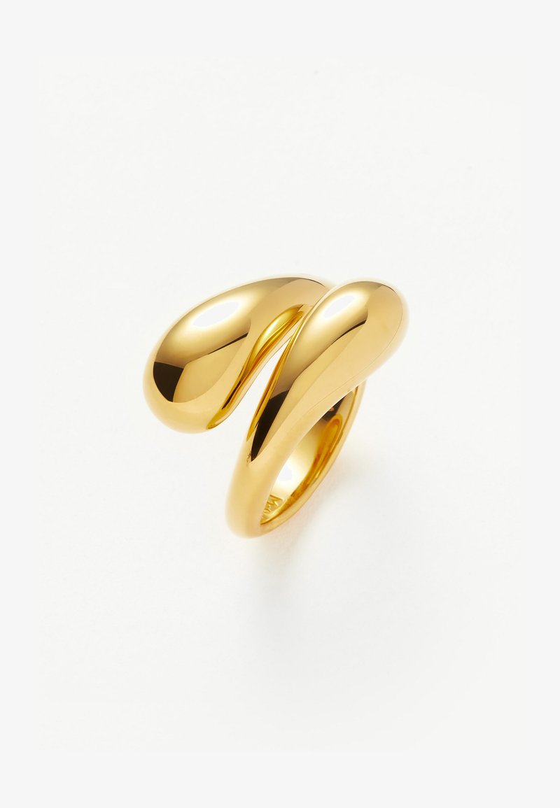 Λαμπερό χρυσό δαχτυλίδι με μοντέρνο, αφηρημένο σχέδιο που διαθέτει δύο λεία, στρογγυλεμένα άκρα που κυρτώνουν και στρίβουν το ένα γύρω από το άλλο.