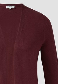 Bordeaux gebreide cardigan met een open voorkant, lange mouwen en een geribde textuur. Ontworpen voor een relaxte pasvorm, met een subtiele steekdetails.