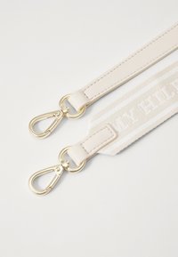 Tommy Hilfiger LOGOTAPE SHOULDER BAG - Håndtasker - beige