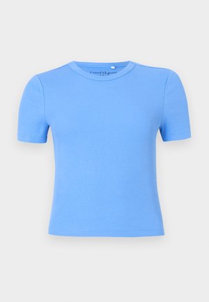 Lyseblå ribbet T-shirt med korte ærmer og rund halsudskæring, der har en tætsiddende form og glat tekstur. Ingen synlige mønstre eller detaljer.